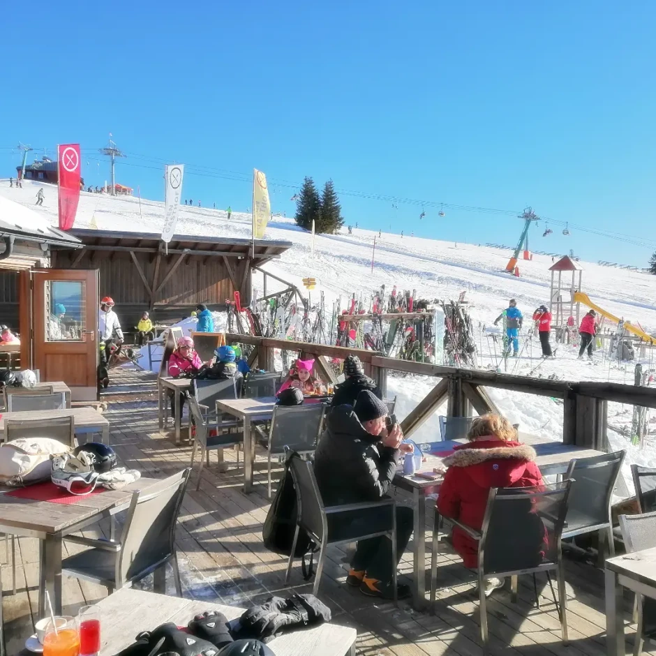 Vrh skijališta je na 1.911 metara nadmorske visine