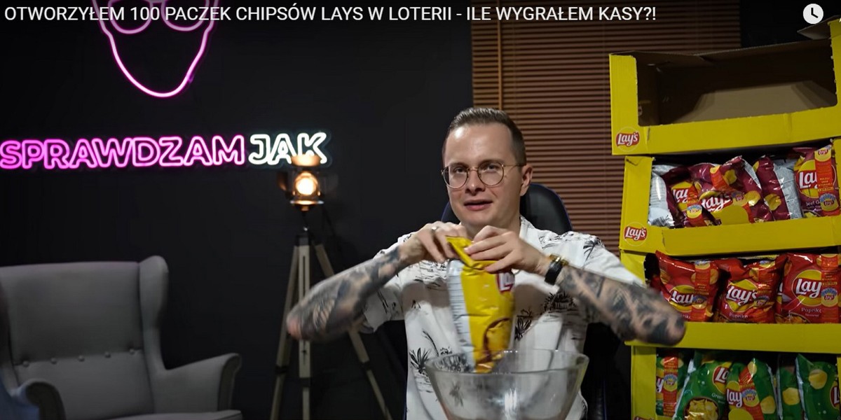 Youtuber "Sprawdzam Jak" kupił 100 paczek chipsów. Ile wygrał?