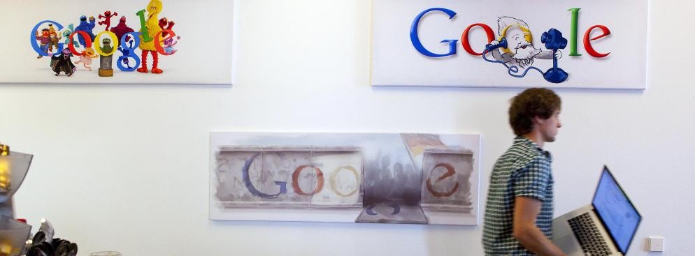 Google nieprzerwanie od trzech lat figuruje na szczycie listy 100 najlepszych firm do pracy według magazynu Fortune. Oprócz takich benefitów jak szkolenia, opieka medyczna, zniżki pracownicze czy dodatki finansowe dla świeżo upieczonych rodziców, Google zapewnia swoim pracownikom także darmowe posiłki w pracy i dba o ich sprawność fizyczną. W supernowoczesnym kompleksie biurowym w Mountain View w Kalifornii pracownicy mają do dyspozycji siłownie, kręgielnie, pokój do zabaw i boiska do gry w koszykówkę. Jest tu też pracownicza pralnia, fryzjer i salon masażu. Na zdjęciu: biuro Google'a w Berlinie