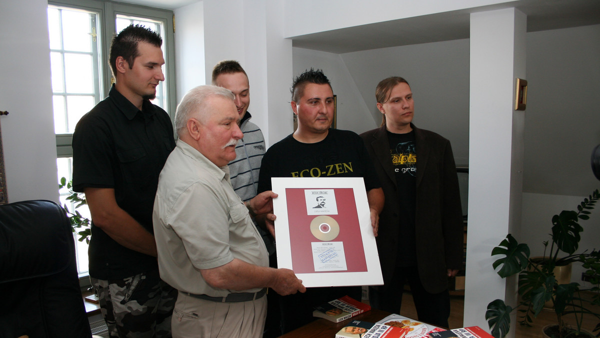 Lech Wałęsa spotkał się dzisiaj z członkami pomorskiej kapeli metalowej "Holy Smoke", która nagrała utwór poświęcony byłemu liderowi "Solidarności". Były prezydent dobrze ocenił utwór. - Dobrze krzyczycie - powiedział.