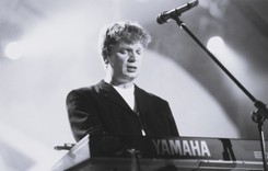 Polityczny kontestator i nowofalowy romantyk. 22 lata temu odszedł Grzegorz Ciechowski [WIDEO]