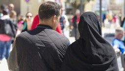 Jedzenie jako symbol wiary, tradycji i przynależności. Dlaczego jedni jedzą koszerne, a inni halal - religijne zasady żywieniowe