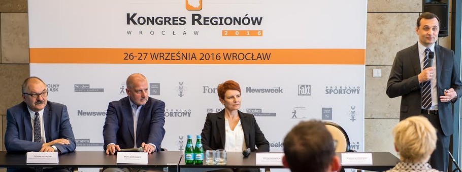 Na zdjęciu od lewej: Cezary Przybylski - marszałek województwa dolnośląskiego, Rafał Dutkiewicz - prezydent Wrocławia oraz Edyta Sadowska - prezes zarządu RAS Polska. Przy mikrofonie Roman Młodkowski, dyrektor programowy wydarzenia