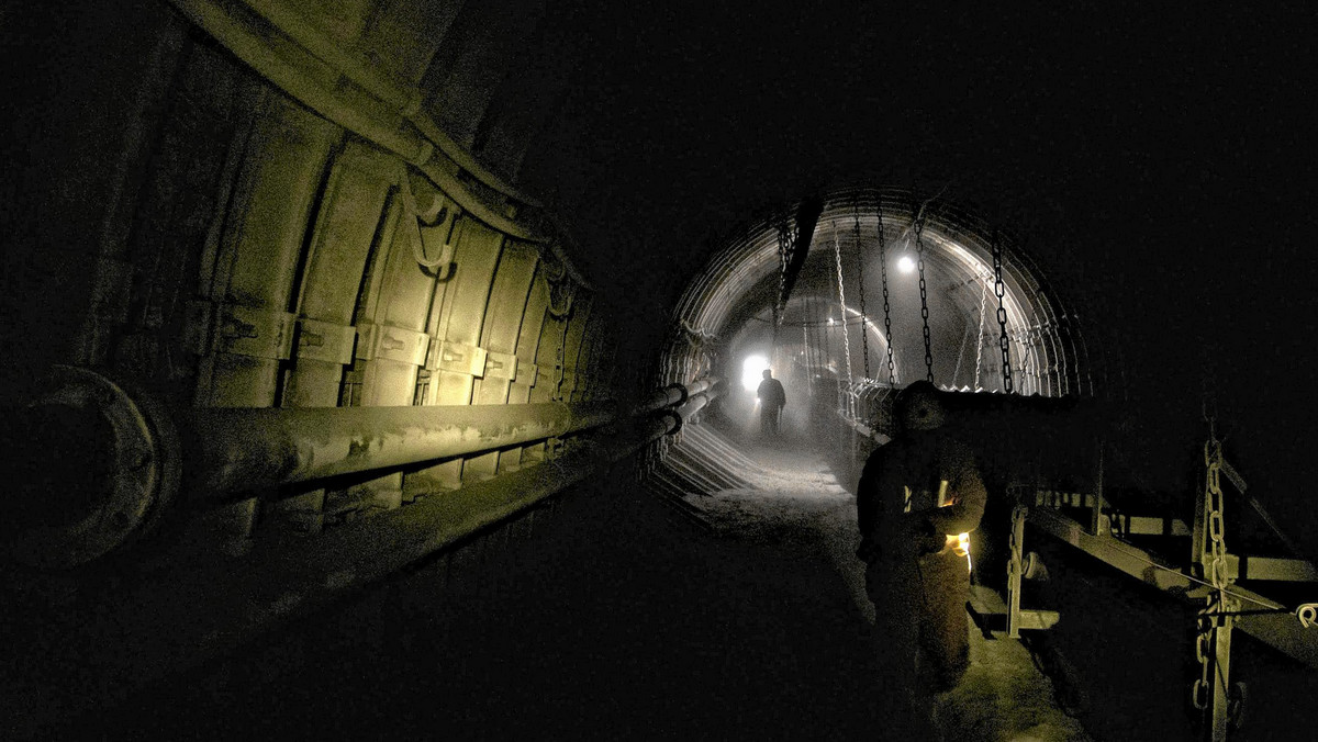 W kopalni Wujek-Śląsk w Rudzie Śląskiej w środę rano doszło do oberwania skał stropowych w chodniku 850 metrów pod ziemią. Zasypany został pracujący tam 46-letni górnik. Trwa akcja ratownicza.