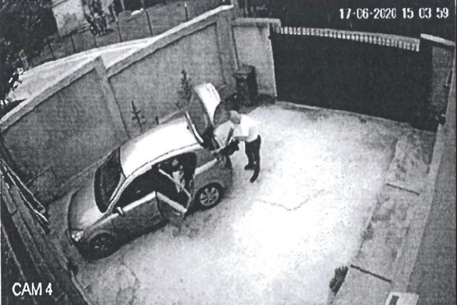 Janković nožem seče duksericu, i vraća je nazad u kesu