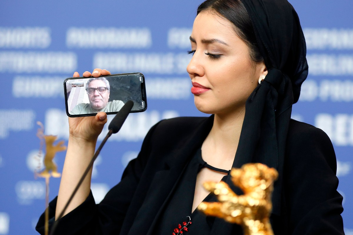 Mohammad Rasoulof dziękuje "zdalnie" za Złotego Niedźwiedzia za film "Zło nie istnieje" na festiwalu Berlinale