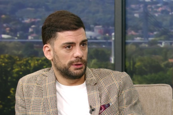 (VIDEO) Glumci izašli sa probe i kupili slatkiše za sve koji su čekali da kupe kartu! Nestvarna scena ispred pozorišta šokirala sve, ovakve redove ni starije kolege ne pamte