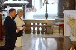 Prezydent Andrzej Duda (L) z żoną Agatą Kornhauser-Dudą (2L) podczas mszy świętej w Bazylice Świętego Piotra w Watykanie