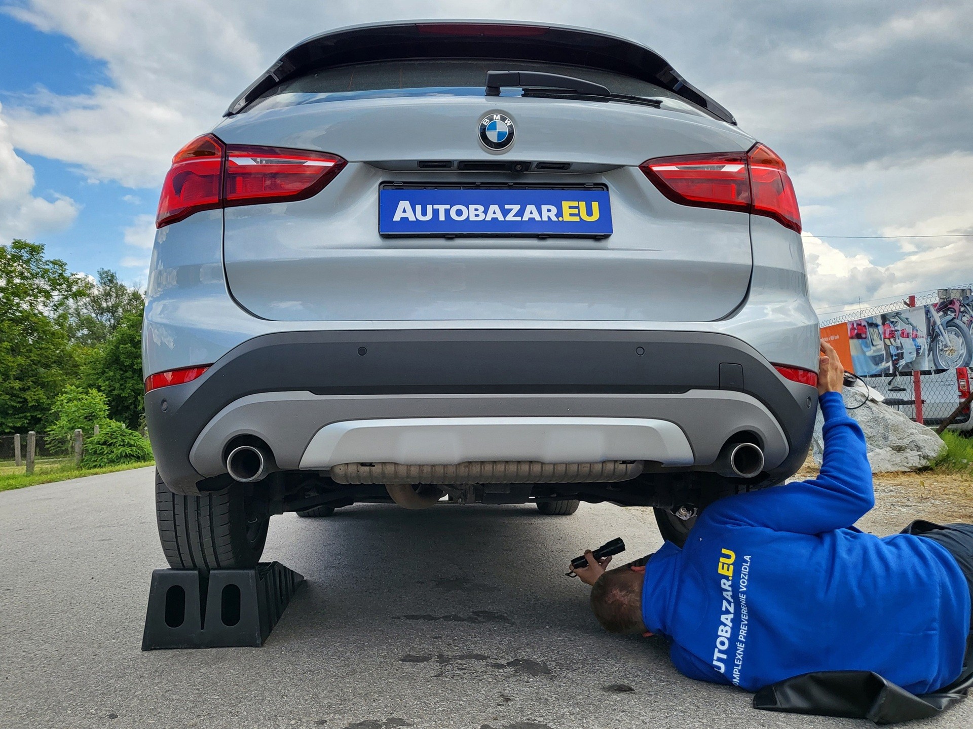 Technik služby Komplexné preverenie vozidla.