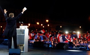 Koniec pewnej epoki. Ekspert: Macron skasował duopol polityczny we Francji