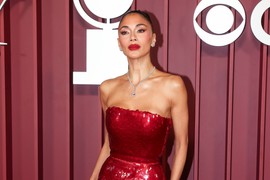 NAJZGODNIJA ŽENA NA SVETU sinoć u Njujorku sijala kao Las Vegas: CRVENA HALJINA slavi ženstvenost i stoji joj perfektno - ima 46, a ni dana nije ostarila od 2000.