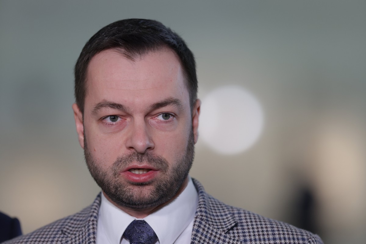 Posel KO Bartosz Romowicz podczas konferencji prasowej drugiego dnia 8. Posiedzenia Sejmu .