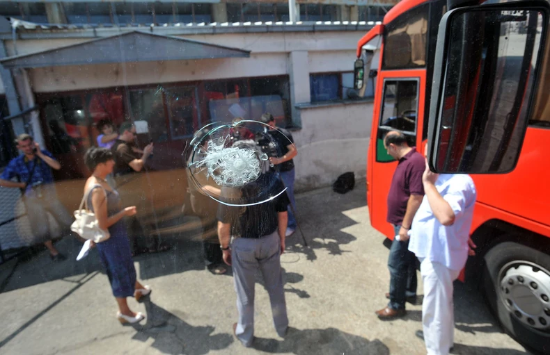 66316_1004-osteceno-staklo-na-nisekspresovom-autobusu-foto-k-kamenov