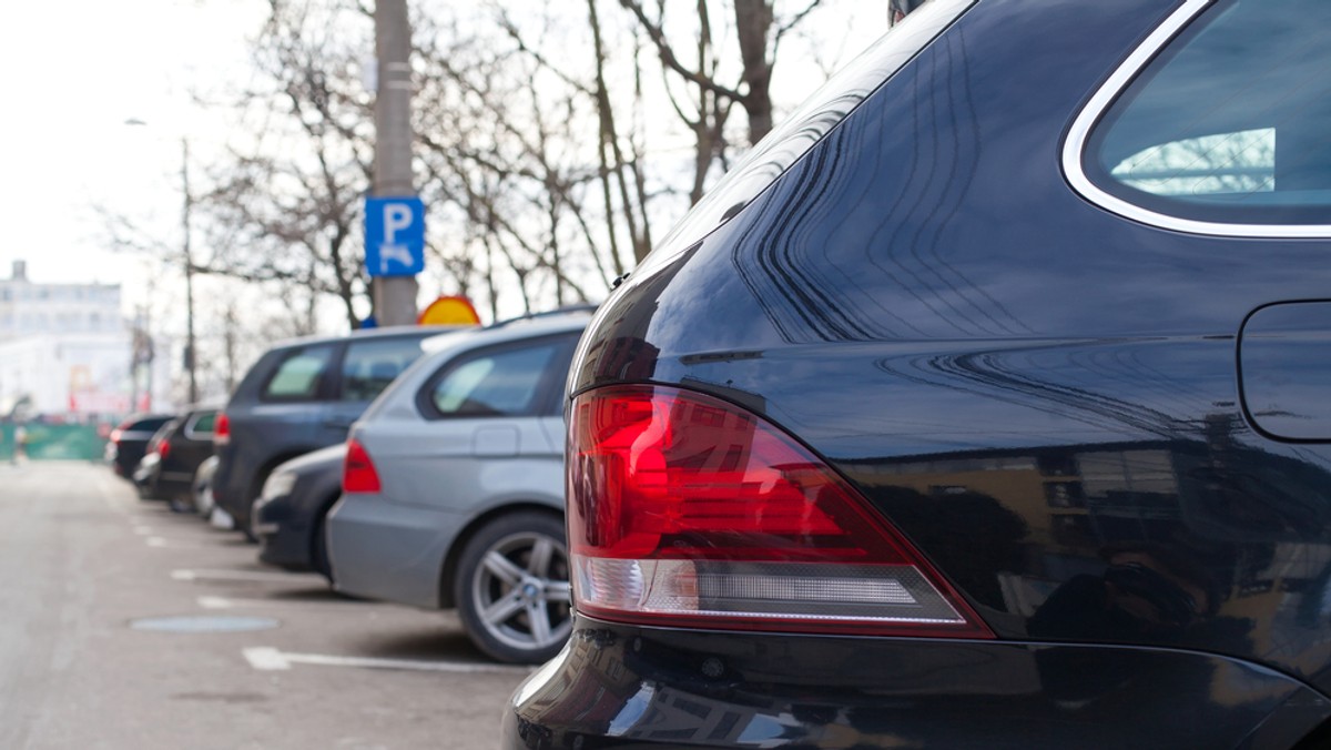 Jutro w całej Polsce rozpocznie się wprowadzanie rządowych zmian i nowego systemu CEPiK 2.0. Wiąże się to z koniecznością zmiany oprogramowania obecnego systemu we wszystkich wydziałach komunikacji w kraju, co będzie wiązać się z utrudnieniami w obsłudze klienta. Władze Poznania apelują do kierowców, by z rejestracją pojazdów poczekali kilka dni.