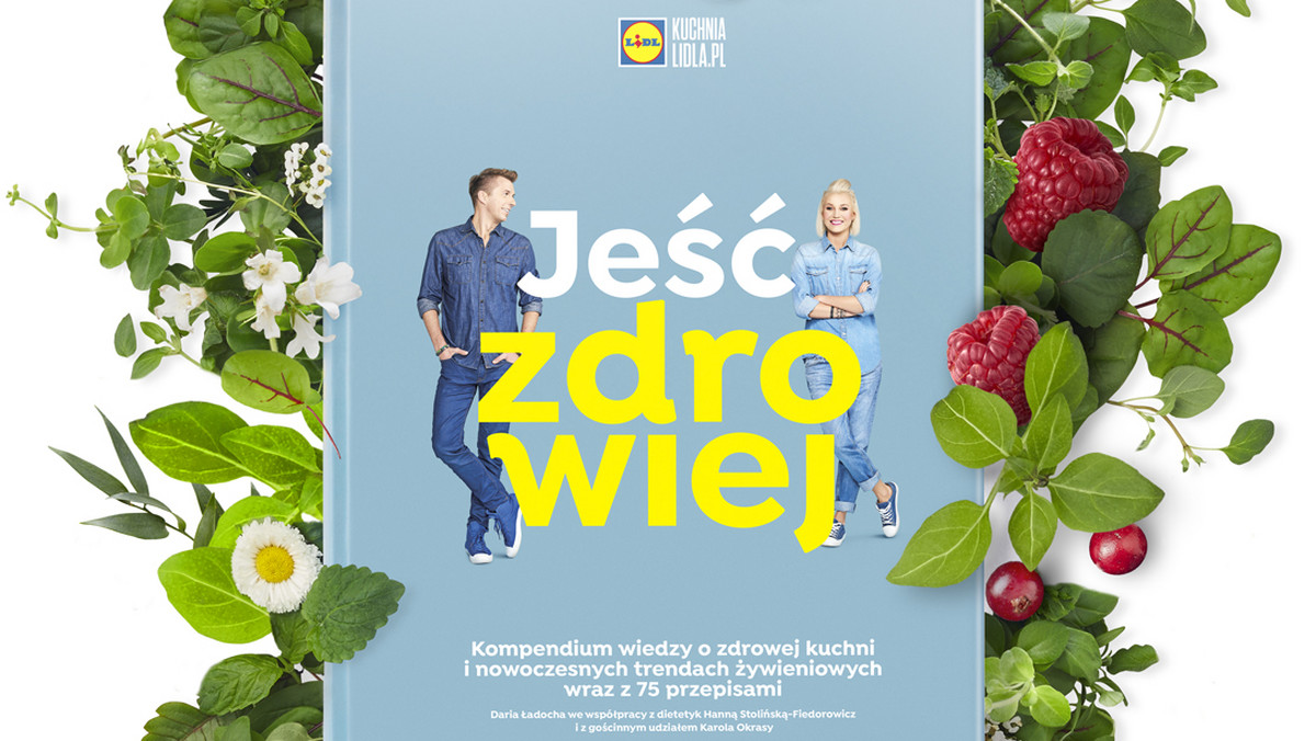 Zdrowy styl życia staje się priorytetem coraz większej liczby osób. I bardzo dobrze! Lidl od lat spełnia swoją misję kulinarnej edukacji i nie staje w miejscu. Teraz czas na książkę „Jeść Zdrowiej”, która nie tylko zachwyci oryginalnymi przepisami i pięknym wydaniem, ale także jest istnym kompendium wiedzy o zdrowej kuchni i trendach żywieniowych. Aby zdobyć jedną z kopii, należy jak zawsze zrobić zakupy w Lidlu lub wziąć udział w naszym konkursie.