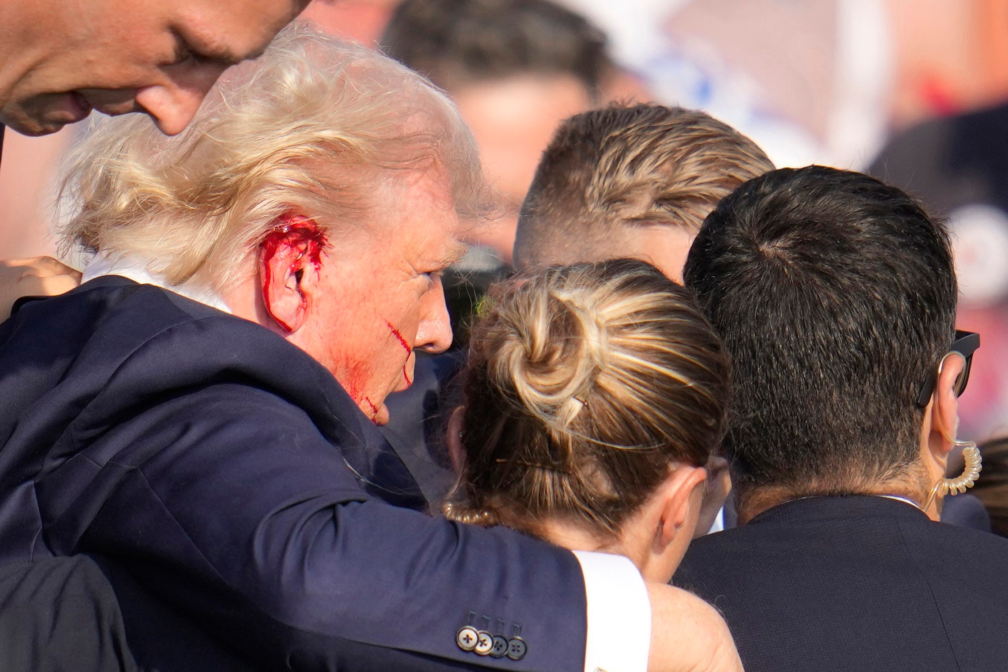 Na predvolebnom mítingu Donalda Trumpa sa strieľalo.