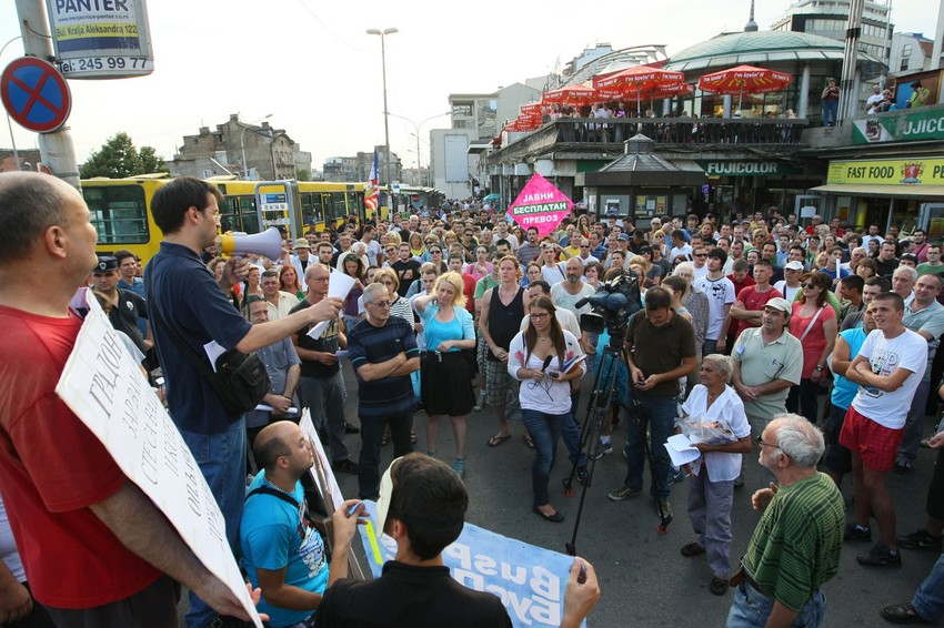 Na protestu na Zelenom vencu učestvovalo je oko 200 građana, a aktivisti organizacije "99 odsto" delili su propagandni materijal. Nezadovoljni građani kasnije su otišli u protestnu šetnju do Ušća. Kolona se kretala Brankovim mostom, ali trotoarom, tako da saobraćaj nije obustavljan.