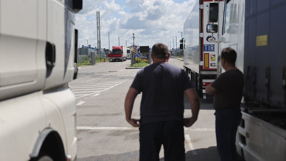 Lokalni biznesmeni oczekują, że Moskwa weźmie na siebie ciężar i koszty przeorganizowania łańcuchów logistycznych. Zwłaszcza, że wprowadzone w miniony weekend ograniczenia to dopiero początek. Na razie przez Litwa nie będzie odprawiać ładunków ze stalą, metalami i ich pochodnymi, ale w ciągu kolejnych tygodni będzie realizować kolejne punkty z list sankcyjnych. Z transportów kierujących się do Kaliningradu stopniowo będzie znikać cement, drewno i wyroby z drewna, setki rodzajów komponentów oraz substancji wymaganych w branży budowlanej i produkcji przemysłowej