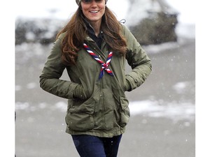Katonai stílus, gumicsizma - Kate Middleton a cserkészeknél