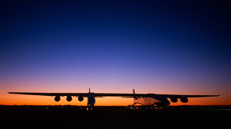 Stratolaunch Roc - największy samolot świata podczas swojego pierwszego lotu