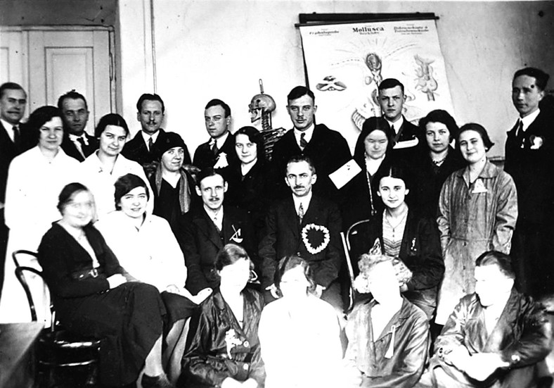 Zakład Zoologii około 1930 roku — czwarty z lewej w ostatnim rzędzie stoi Kazimierz Tarwid