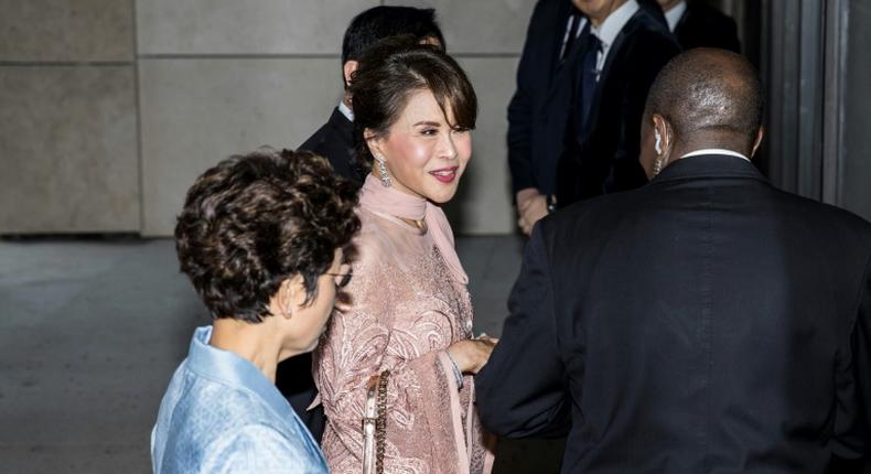 Princess Ubolratana smiled and chatted with the Shinawatras as they walked into the hotel for the wedding of Thaksin's youngest daughter Paetongtarn