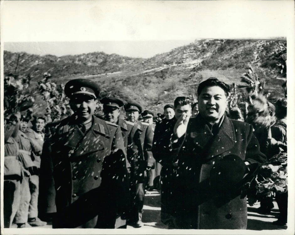 Kim Il Sung (D) sa kineskim generalom Jangom Jungom u martu 1958, dok kineske trupe napuštaju Severnu Koreju