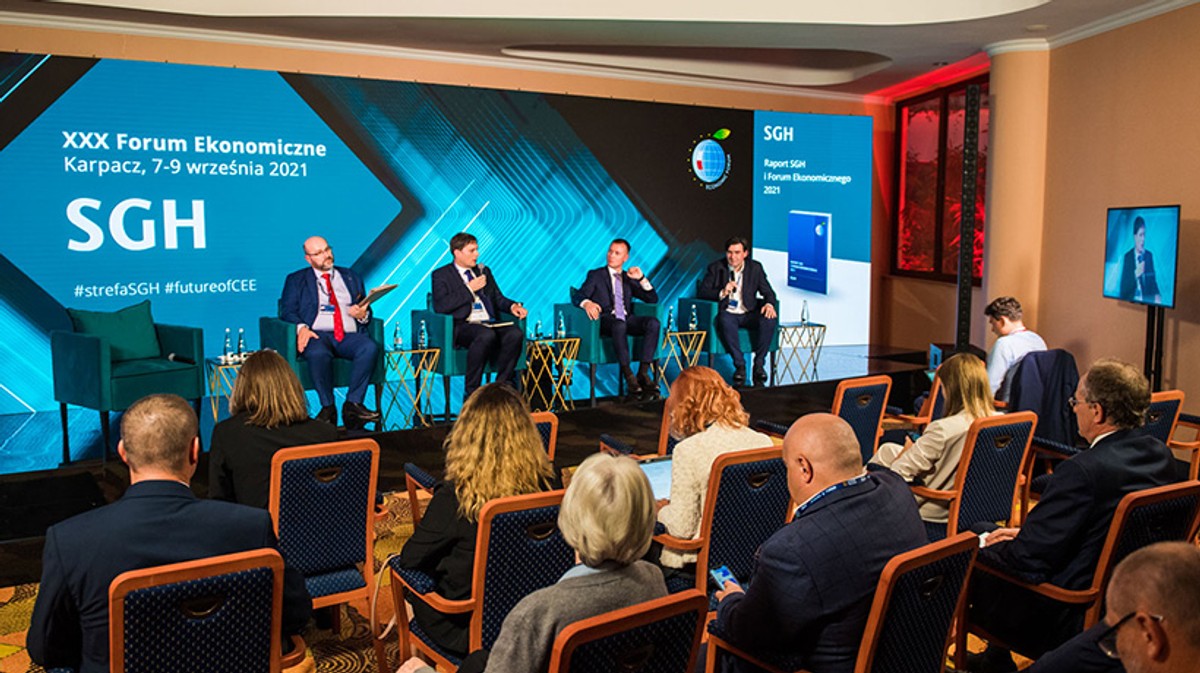 Uczestnicy: Paweł Strączyński, wiceprezes zarządu Bank Pekao S.A., Karol Wolff, dyrektor biura strategii i projektów strategicznych w PKN Orlen, Mateusz Berger, wiceprezes Agencji Rozwoju Przemysłu. Moderator: Krzysztof Księżopolski, SGH