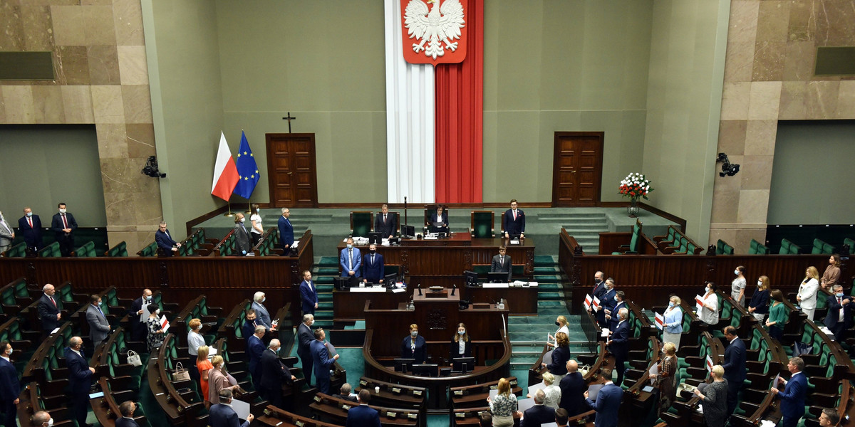 PiS wciąż wygrywa w sondażach.