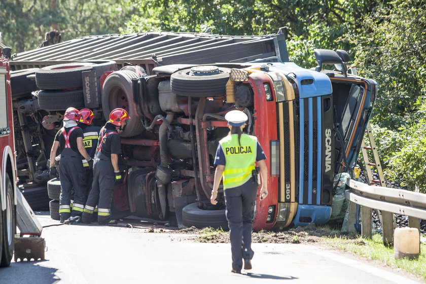 Tir z węglem przygniótł osobowego Nissana