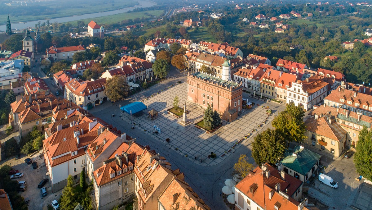 Gdzie spędzić urlop, albo weekend? Nieoczywistym, za to dobrym kierunkiem będzie województwo świętokrzyskie ze wspaniałym Świętokrzyskim Parkiem Narodowym, magicznym Sandomierzem i Górami Świętokrzyskimi. To region, w którym nie brakuje atrakcji. Dobry na dłuższy odpoczynek, ale i na krótszy kilkudniowy wypad. Sami sprawdźcie: województwo świętokrzyskie: atrakcje, zabytki i najważniejsze informacje 