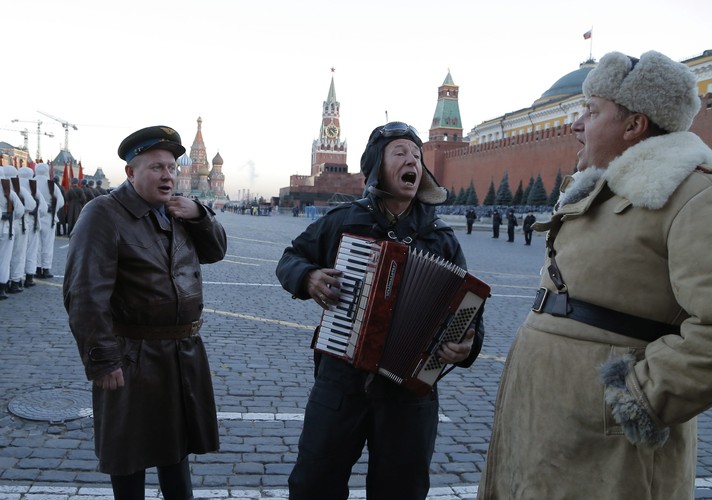 Rosyjscy żołnierze w historycznych mundurach Armii Czerwonej podczas próbnej parady na Placu Czerwonym w Moskwie