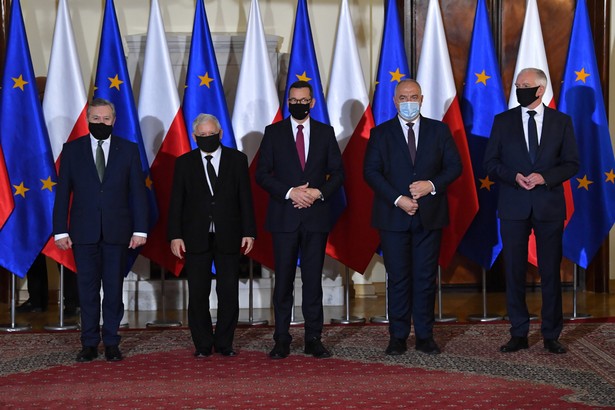 Warszawa, 30.09.2020. Premier Mateusz Morawiecki (C) w towarzystwie nowych i obecnych wicepremierów (od lewej): Piotr Gliński, Jarosław Kaczyński, Jacek Sasin oraz Jarosław Gowin podczas konferencji prasowej dot. informacji na temat planowanych zmian w składzie Rady Ministrów w siedzibie KPRM w Warszawie, 30 bm. (kf) PAP/Radek Pietruszka