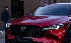 Mazda CX-5 z nową twarzą i techniką już w Polsce, chirurg ciął głęboko