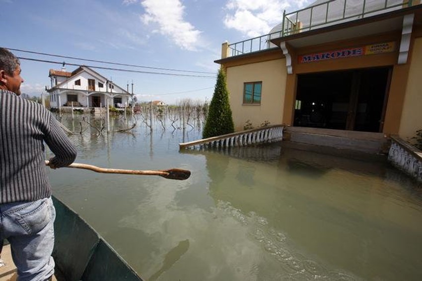 Evakuisano je oko 600 porodica