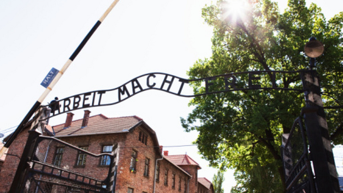 Kilka tysięcy młodych Żydów z 35 krajów świata przeszło dziś tzw. Drogą Śmierci z byłego KL Auschwitz I do byłego KL Auschwitz II-Birkenau - trasą między dawnymi obozami koncentracyjnymi, którą niegdyś przemierzali więźniowie prowadzeni na śmierć.