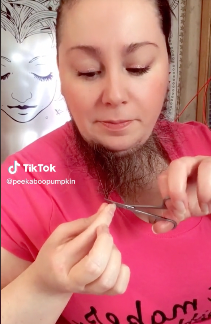 Žena sa o svoju bradu začala riadne starať.