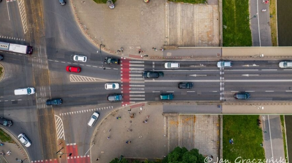 Konsultacje mają na celu poznanie potrzeb i opinii mieszkańców oraz krakowskich organizacji pozarządowych i grup nieformalnych w zakresie rozwoju zrównoważonego transportu w mieście.