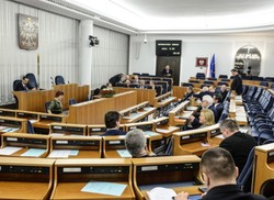 "Kasta w kaście". "Do służby cywilnej przyjdą jak do tramwaju?" Senacka debata nad ustawą