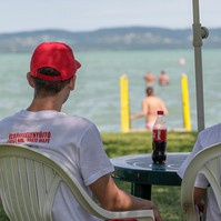 Ezeken a balatoni strandokon nyújtanak elsősegélyt diák önkéntesek