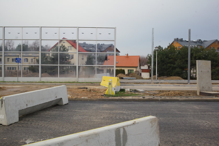 Urzędnicy montują ekrany akustyczne w szczerym polu 