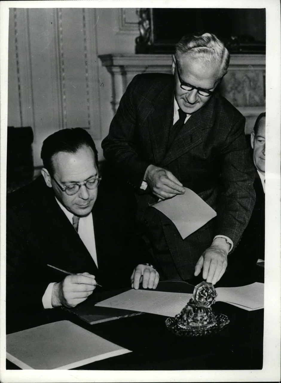 Sporazum o podeli Trsta na zone A i B potpisali su italijanski i jugoslovenski ambasador 10. oktobra 1954.