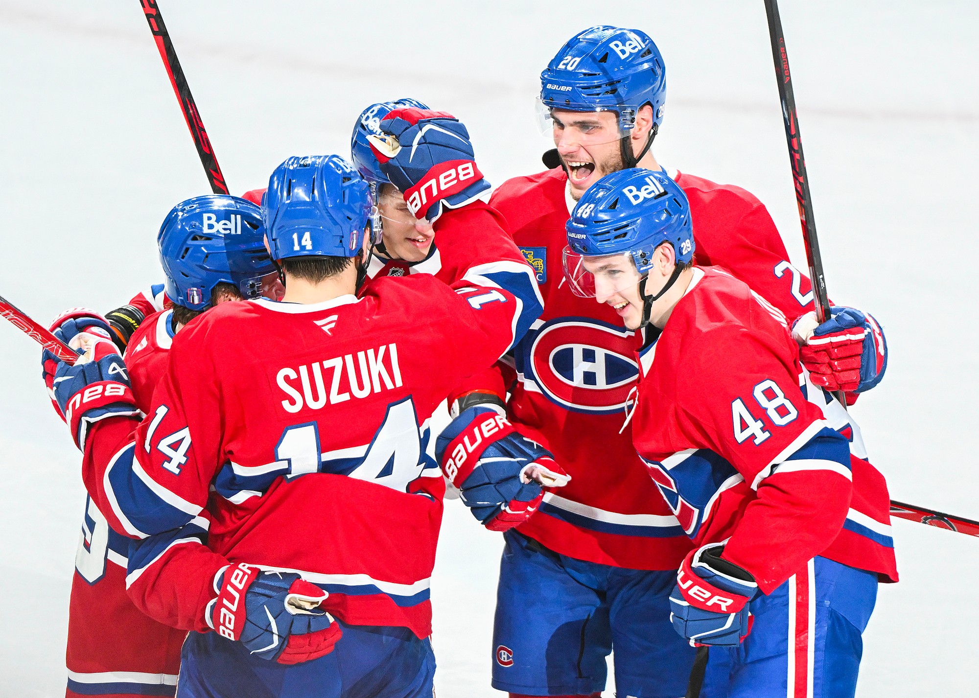 Juraj Slafkovský (Montreal Canadiens) sa raduje so spoluhráčmi. 