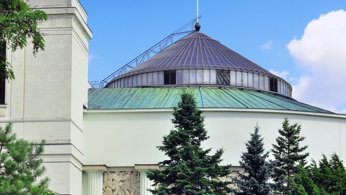 Kancelaria Sejmu dołoży wszelkich starań, by 34. posiedzenie Sejmu odbyło się w Sali Posiedzeń; jeżeli jednak normalna praca Izby nie będzie możliwa, podjęto decyzję o przystosowaniu Sali Kolumnowej do przeprowadzenia obrad - poinformowała na Twitterze Kancelaria Sejmu.