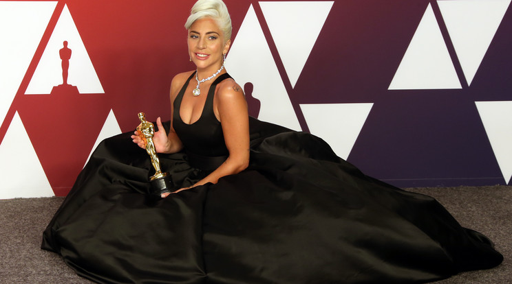 Lady Gaga az Oscar-szobrával / Fotó: Northfoto