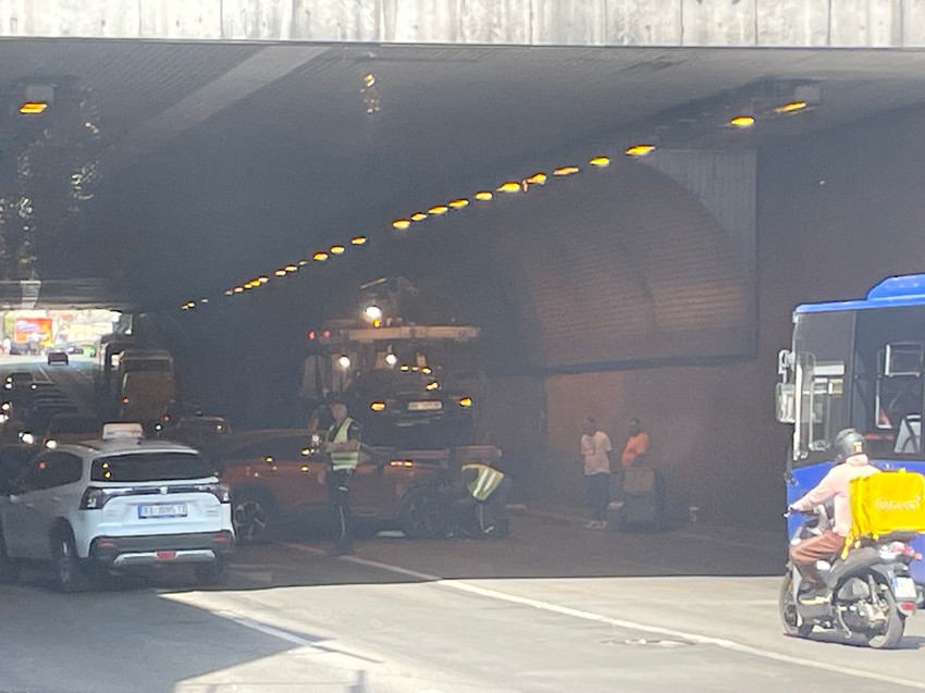 U sudaru u tunelu na Terazijama učestvovala dva automobila 