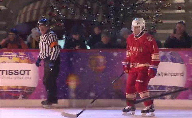 Zamienił garnitur na łyżwy i strój hokejowy. Putin wziął udział w meczu Nocnej Ligi na Placu Czerwonym