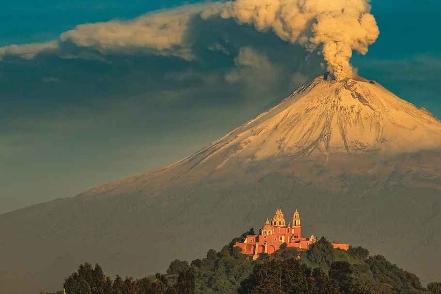 Popocatépetl. Czynny wulkan, zwany także El Popo, jest drugim co do wielkości w Meksyku. U podnóża wulkanu widać kościół usytuowany na piramidzie w Choluli, jeden z 365 obiektów sakralnych w tym mieście