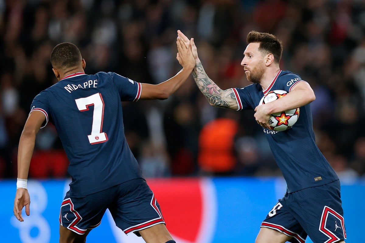 Kylian Mbappe (L) i Lionel Messi (P)