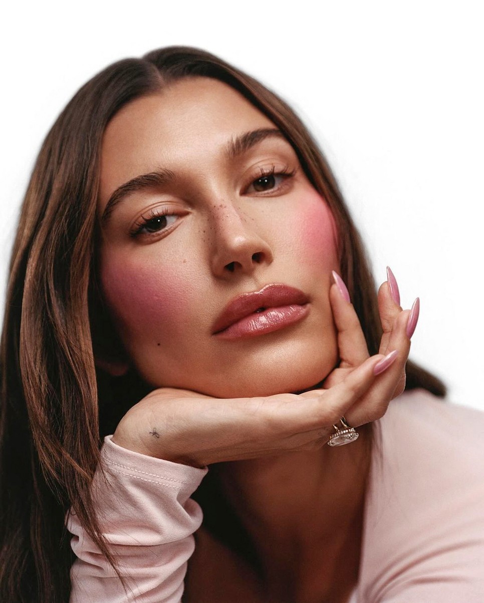 Hailey Bieber a hollywoodi színész Stephen Baldwin lánya, mégis akkor lett igazán híres, amikor feleségül ment a kanadai szupersztárhoz, Justin Bieberhez